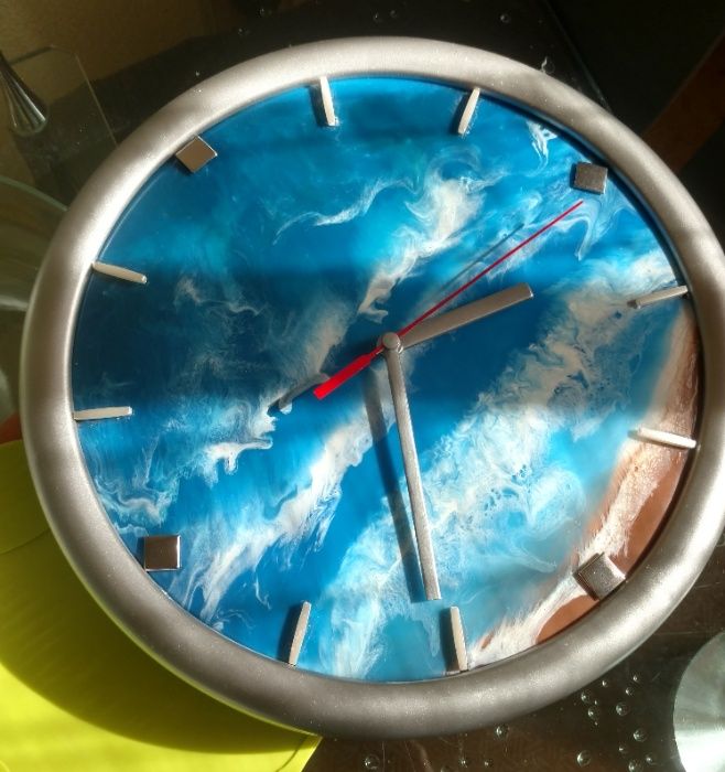 Настенные часы ручной работы в технике Resin art (морской прибой)