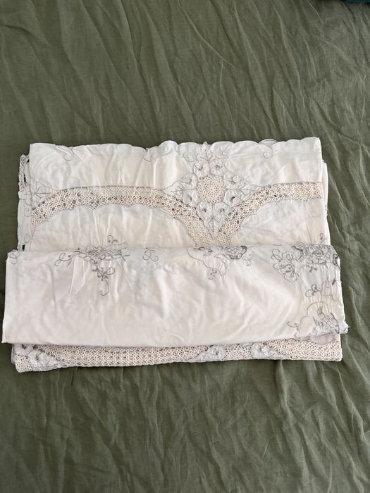 Toalha de mesa antiga e conjunto de guardanapos