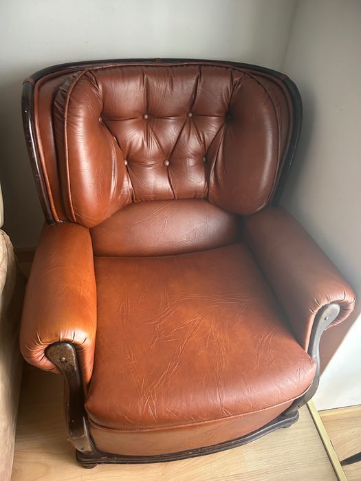 Dois cadeirões de madeira