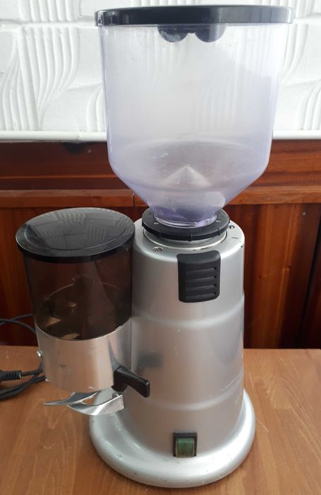 Професійна кавомолка. Кофемолка. Бункерна.