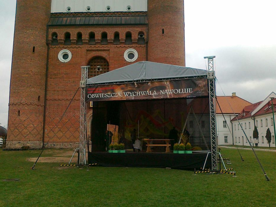 Sceny małe i duże wynajem konstrukcje trybuny