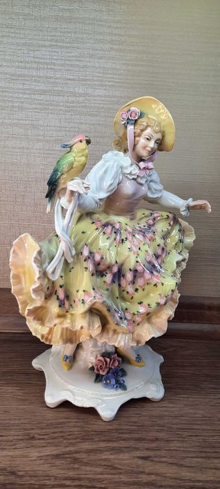 Большая, редкая  статуэтка "Дама с попугаем" Karl Ens высота 32 см.