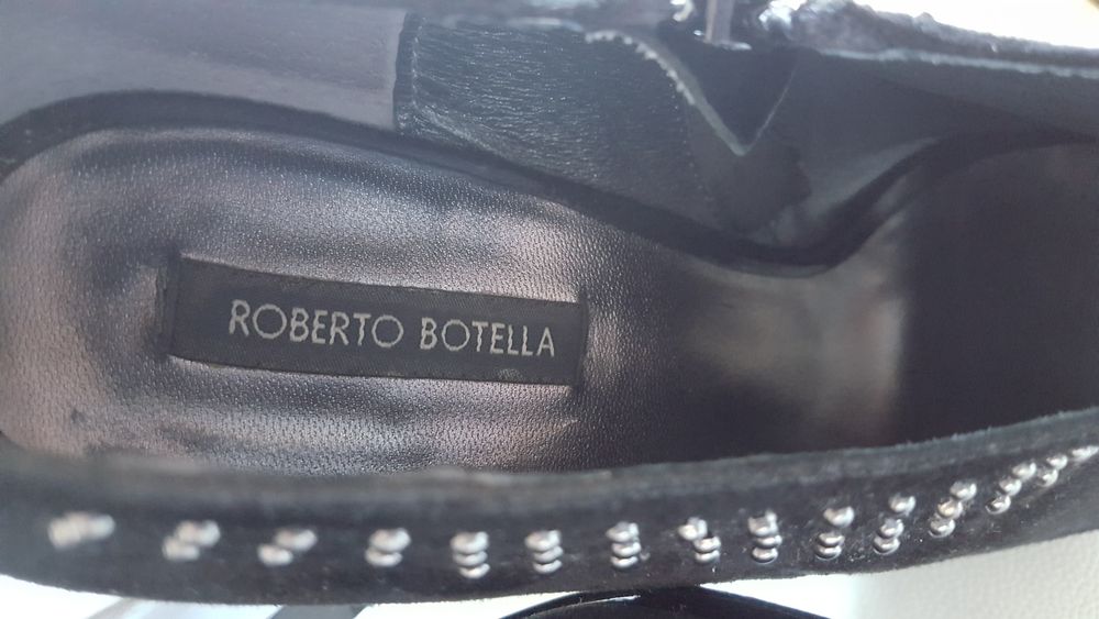 Sapatos como NOVOS pretos camurça com aplicações metal prateados