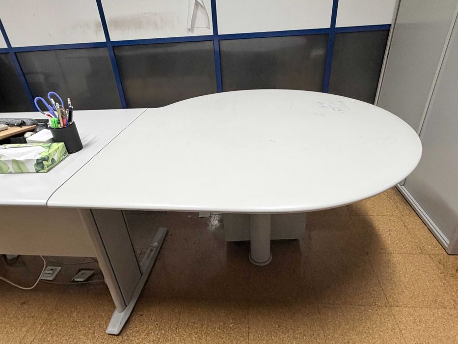 Mesa de escritório cinzenta em L – 2 módulos