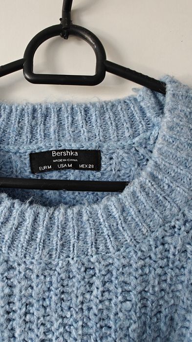 Błękitny/niebieski ciepły crop/krótki sweter z wełną Bershka M