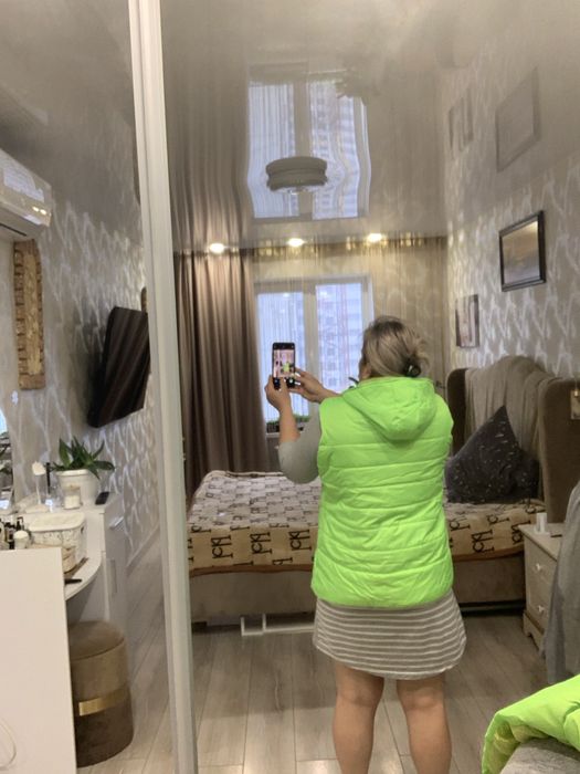 Желетка,яскрава,легенька.