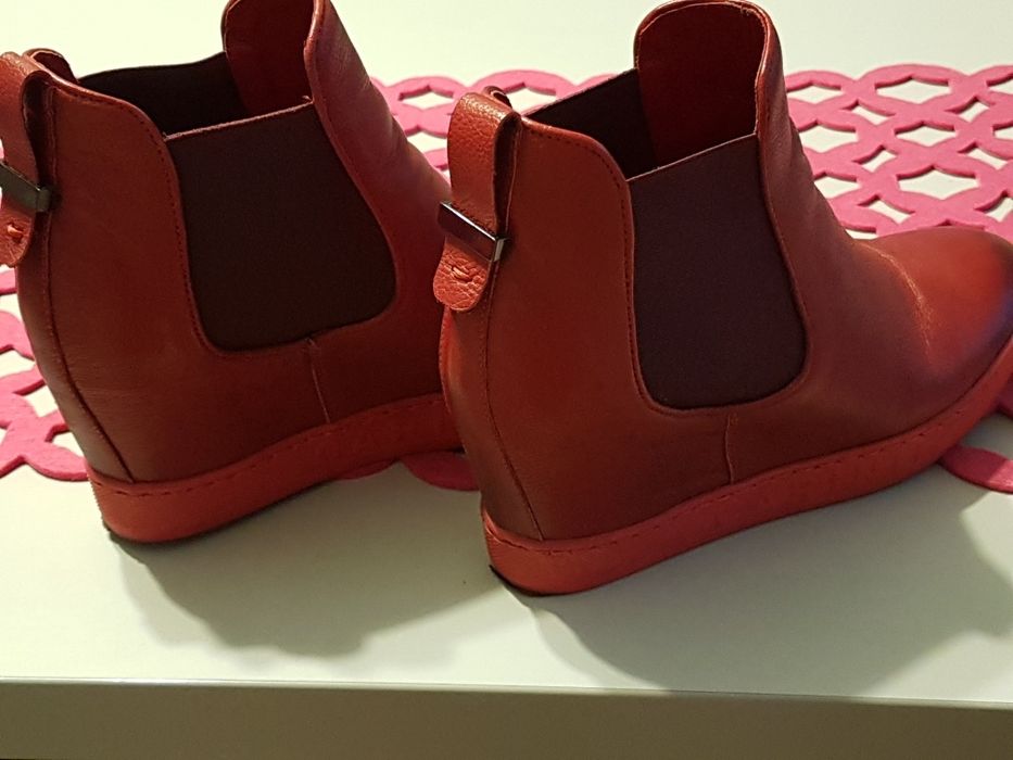 Sneakersy na koturnie jak nowe Carinii skórzane czerwone,  r. 39