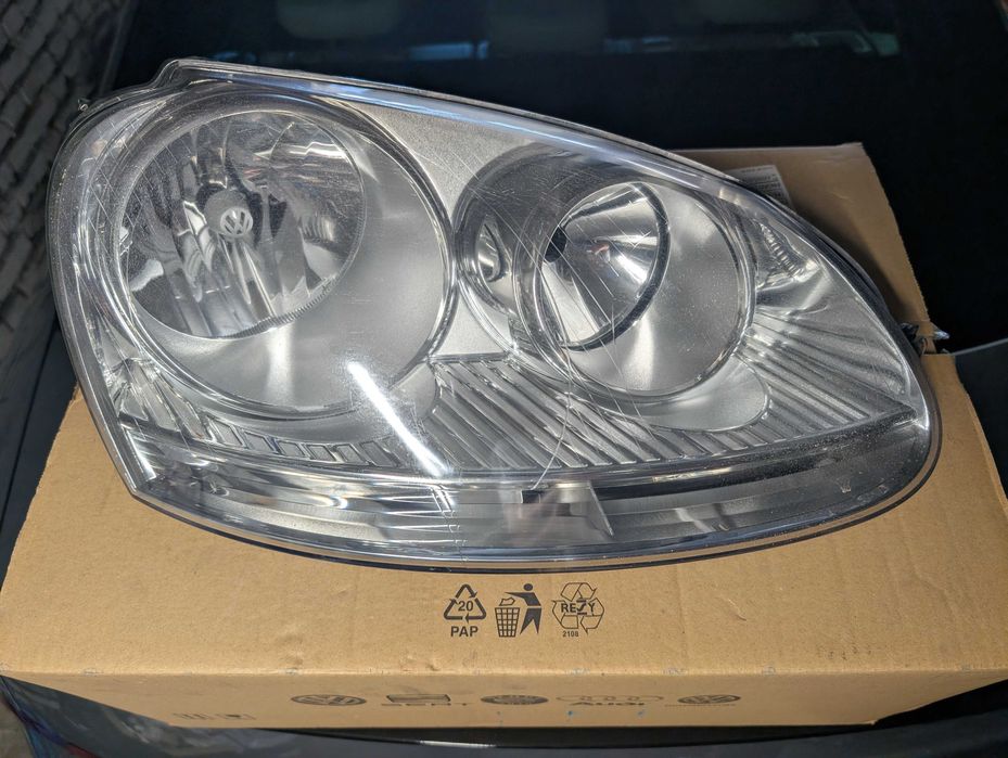 VW Golf V lampy reflektory OE 1K6941005P 1K6941006P KPL