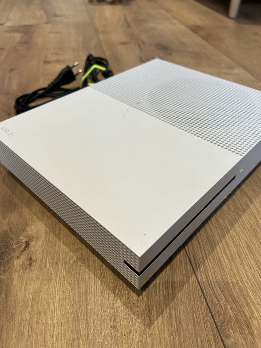 Zestaw Xbox One S  1TB + dwa pady + gry