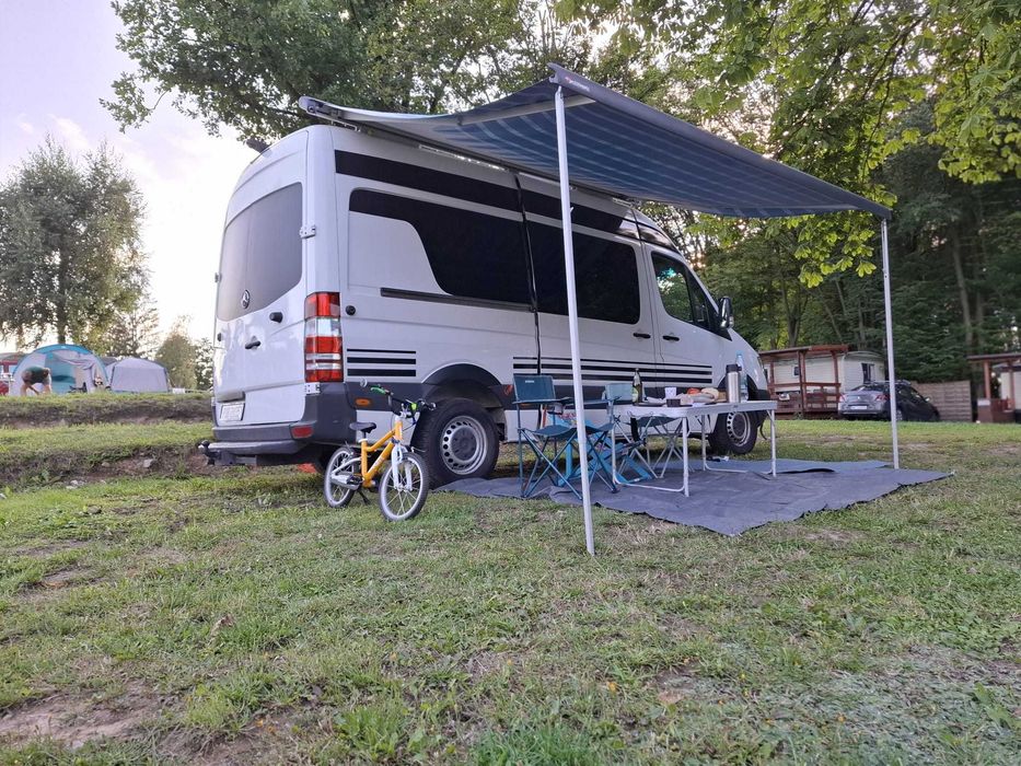 Kampervan z panelami słonecznymi Mercedes Sprinter