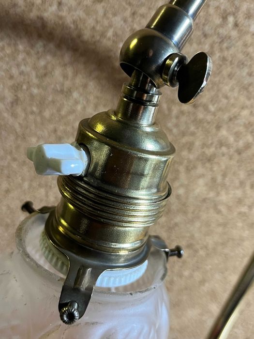 Candeeiro de latão antigo com interruptor no casquilho