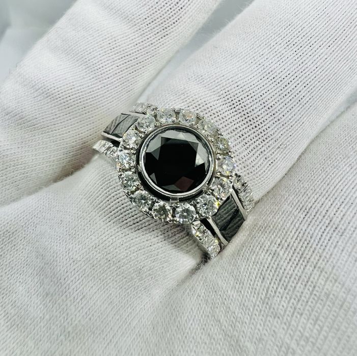 Золота унісекс каблучка перстень з білими та чорними діамантами.