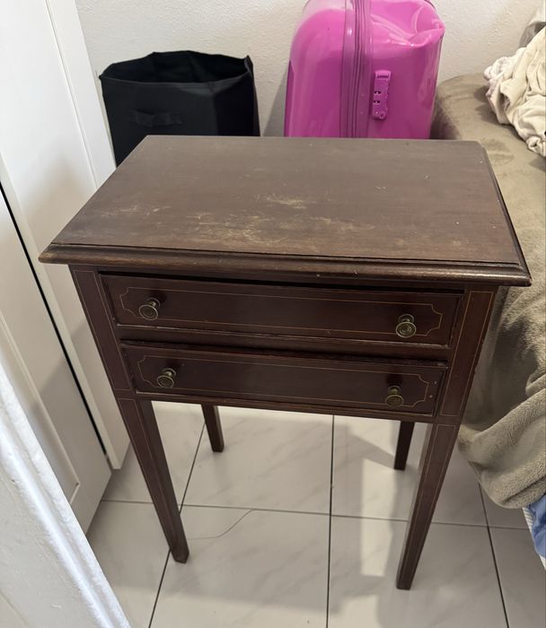 Mobílias Clássicas de Madeira (Cômoda e Mesa de Apoio) - Vendo Juntas ou Separadas