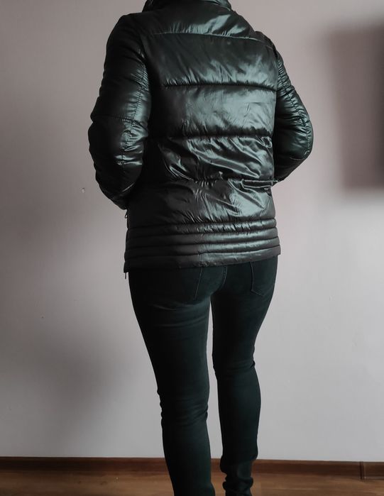 Czarna błyszcząca kurtka pikowana 38
