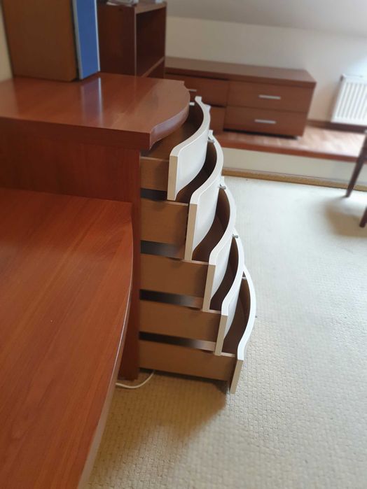 Toaletka z lustrem w kolorze wiśniowym