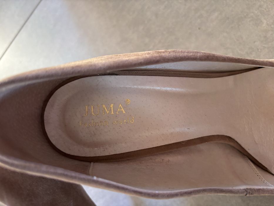 Beżowe buty na szpilce