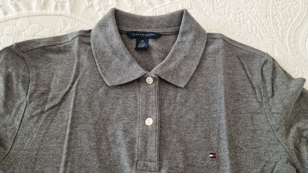 Polo cinza, TommyHilfinger, tamanho S/P