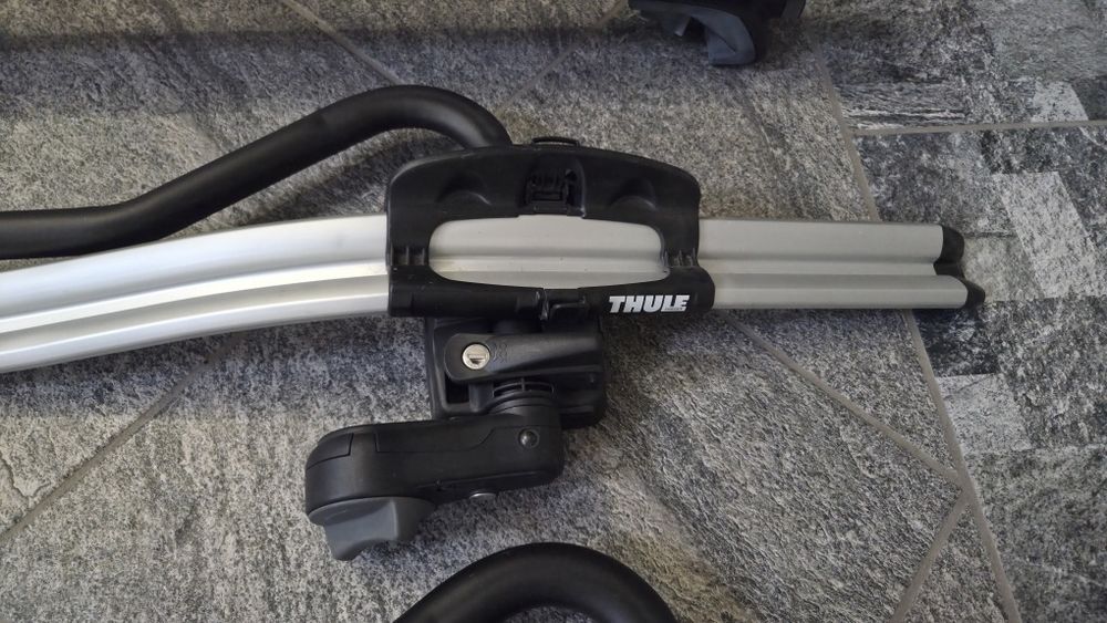 Bagażnik dachowy + 2 uchwyty rowerowe THULE