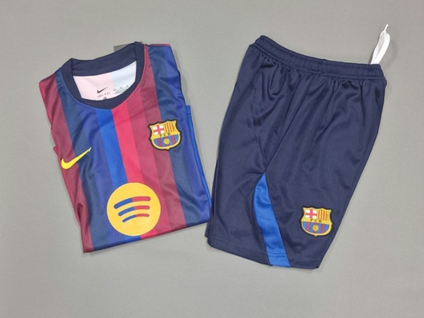 Kit de camisola e calção do Barcelona