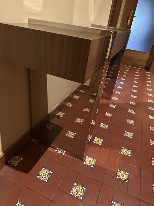 Consola de nogueira com pés em inox