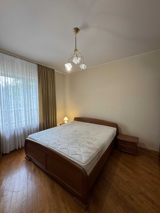 Продаж цегляного будинку на два входи в центральній частині міста.