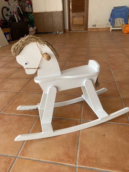 Cavalo baloiço de madeira (restaurado)