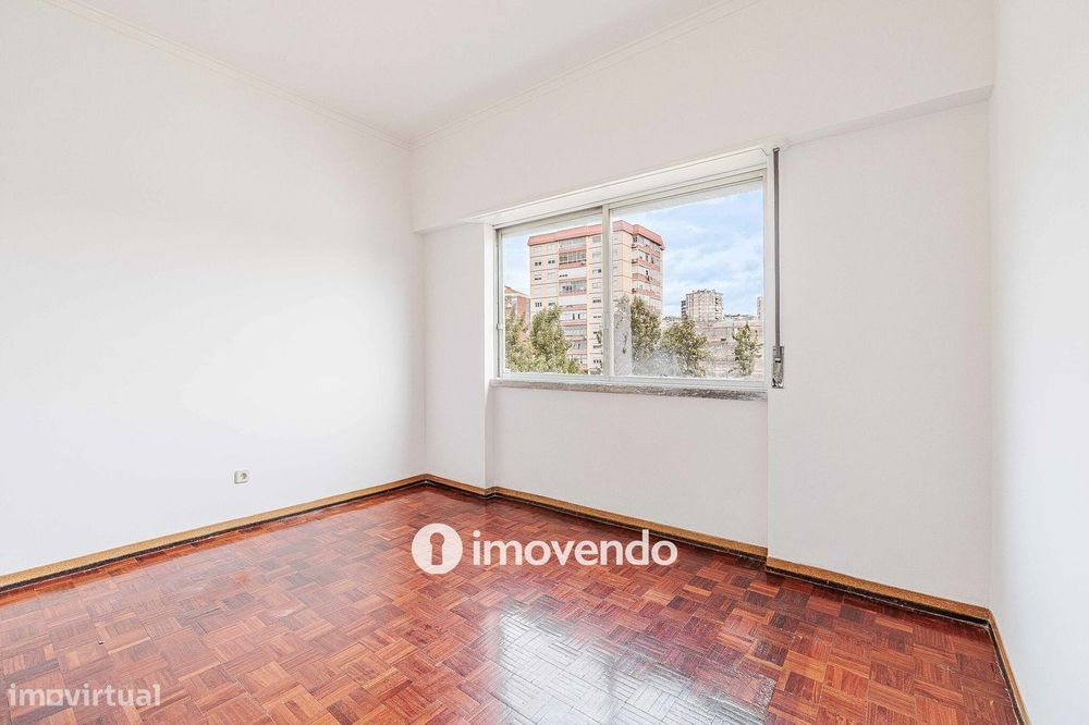 Apartamento T2 com áreas amplas, em Odivelas