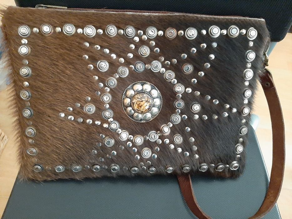 Mala em pele, à tiracolo, c/ incrustações