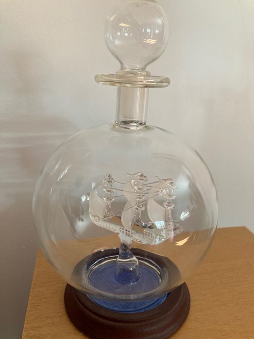 Vendo pequeno galeão dentro de frasco em vidro