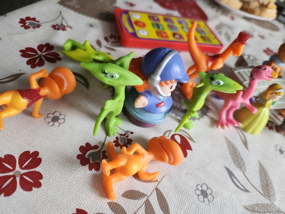 Лот динозавров и грушек
