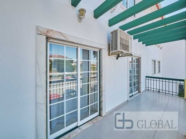 T3 Duplex com Suíte, Varanda e Parqueamento — Excelente Localização