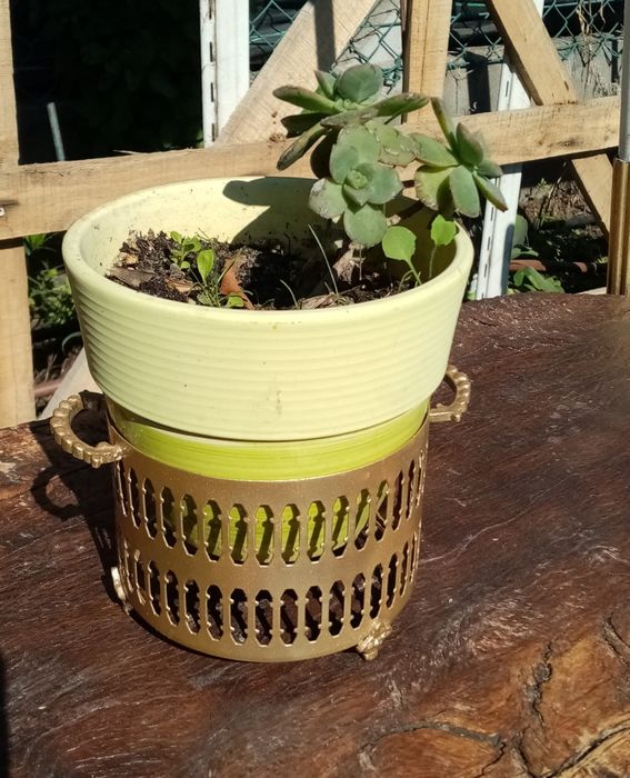 Suporte de vasos em metal dourado trabalhado,
Diâmetro