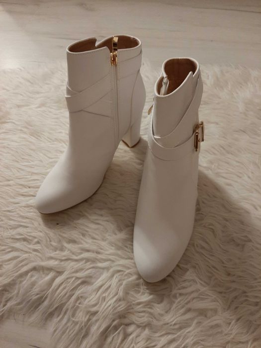 Piękne białe kozaki na wygodnym szerszym obcasie ok 8cm 39