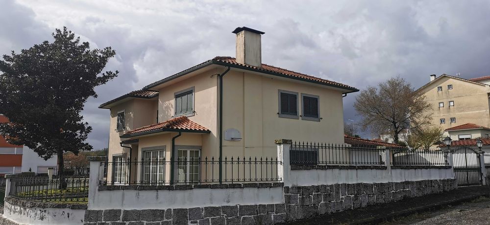 Moradia isolada T4+1 no centro de Santa Comba Dão
