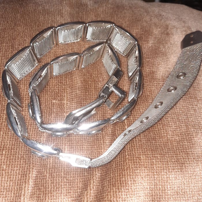 Металлический пояс.