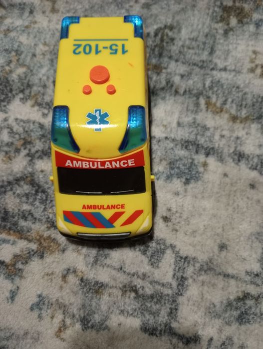 Ambulans dla dzieci z dźwiękiem i światłami.