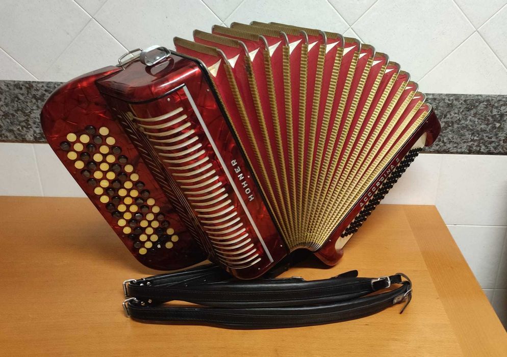 Acordeão Hohner de Botões à 2ª Voz com 80 Baixos - Acordeon