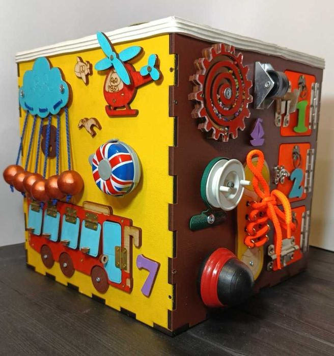 Бізіборд, бізікуб для розвиток дрібної моторики дитини.