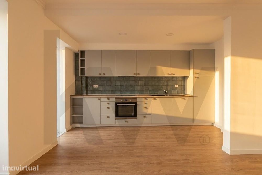 Apartamento T2 Totalmente Remodelado no centro de Monte Abraão - 1.º P