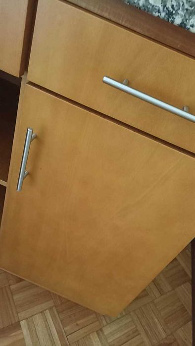 Armário de madeira maciça e puxadores modernos