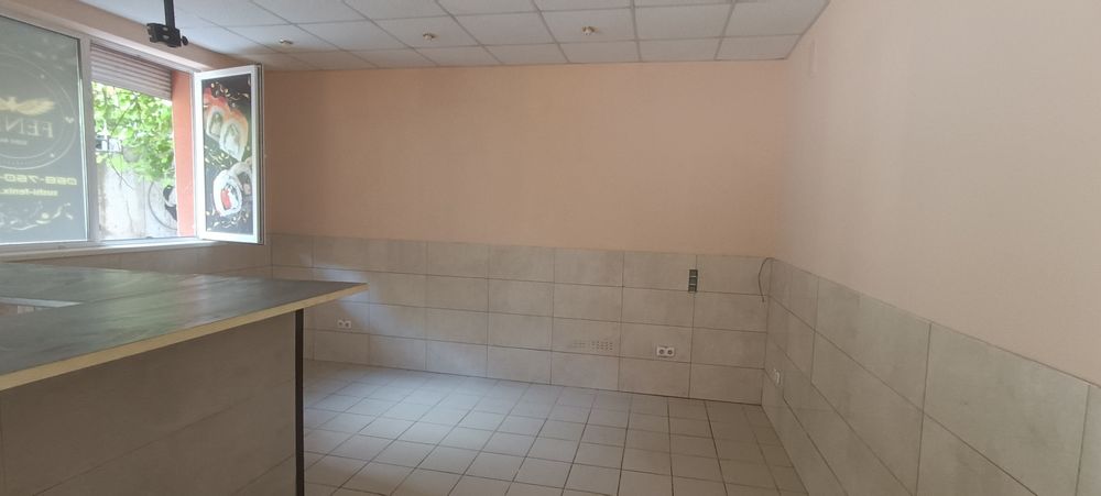 Продам комерційне приміщення  Радужний від власника