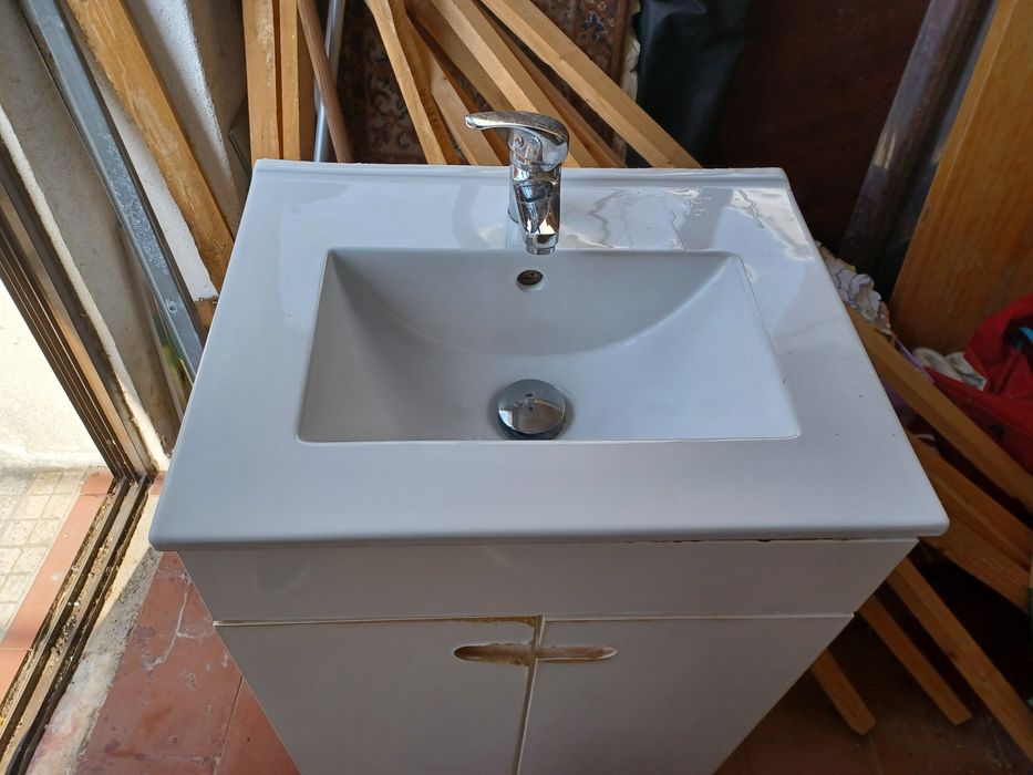 Conjunto móvel, lavatório e torneira casa de banho
