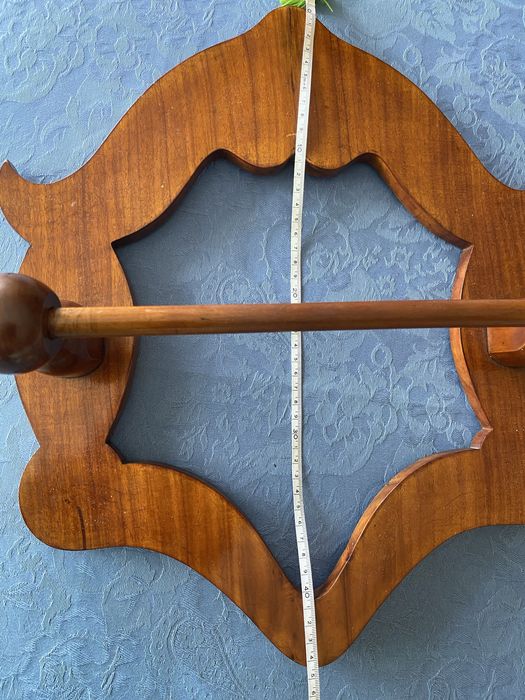 Toalheiro antigo em madeira de vinhático