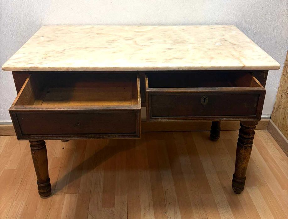 Mesa rústica antiga com tampo em pedra, . Com dimensões de 110x76x60 cm,