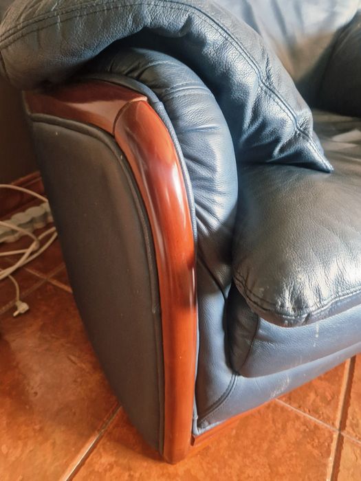 Conjunto de Sofás em Pele Azul Escuro (3 Lugares + 2 Cadeirões) – Excelente Estado