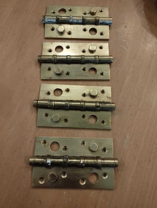 Dobradiças de porta douradas