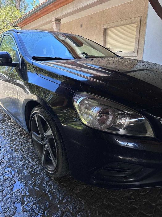 Volvo v60 r-design 5 cilindros d3