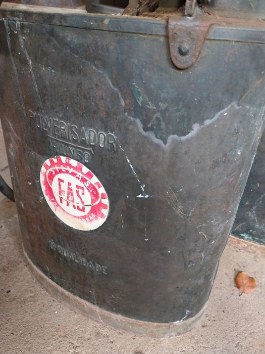 Pulverizador antigo em cobre