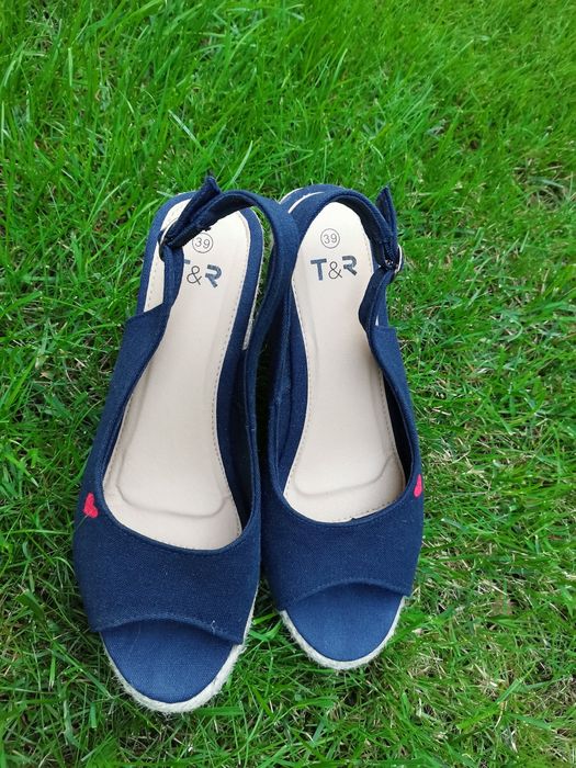 Buty sandały na koturnie