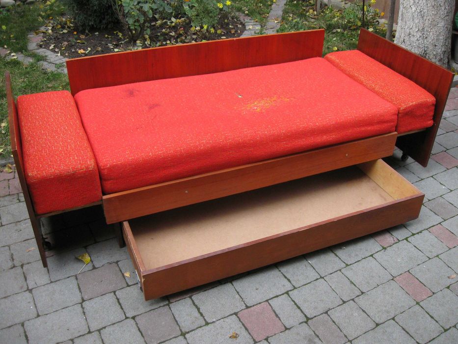 Диван розкладний, радянського виробництва. В доброму стані.